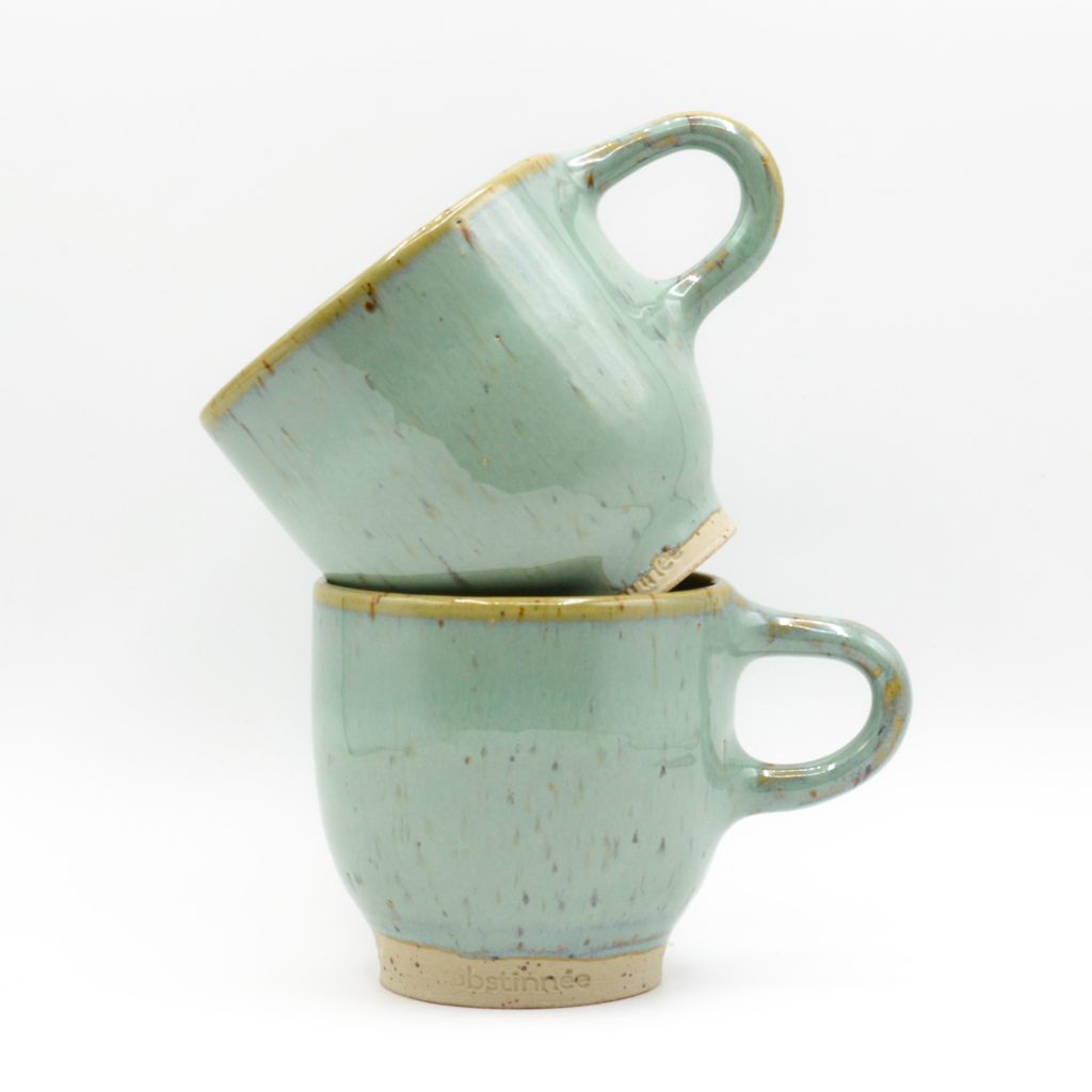 Tasse artisanale en grès verte