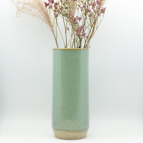 vase vert en poterie artisanale