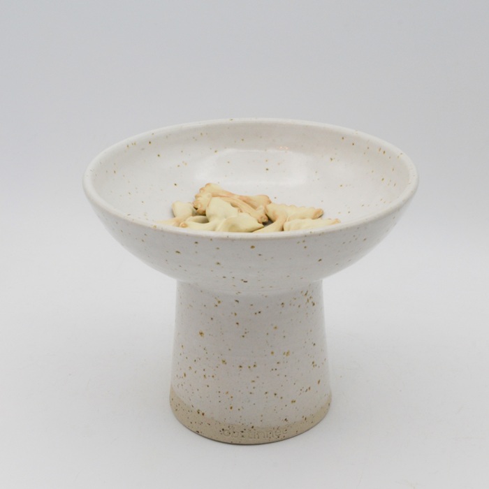 petite coupe sur pied en céramique fabriquée à la main à Lyon pour l’apéro